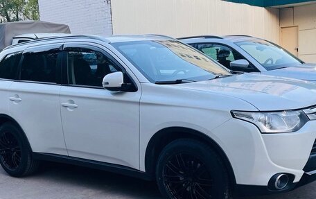 Mitsubishi Outlander III рестайлинг 3, 2014 год, 1 684 000 рублей, 15 фотография