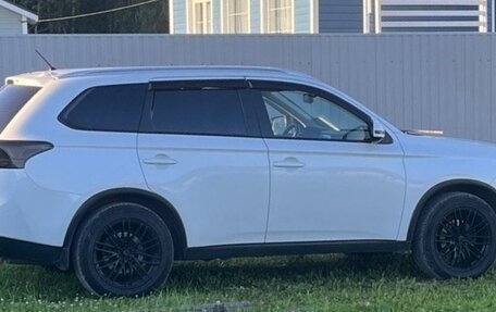 Mitsubishi Outlander III рестайлинг 3, 2014 год, 1 684 000 рублей, 19 фотография