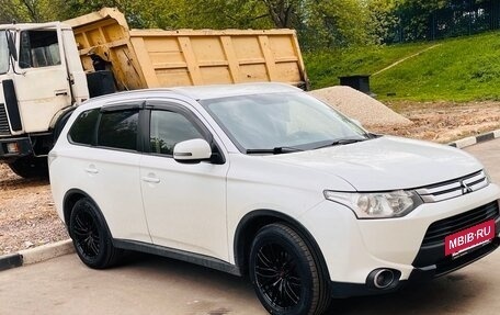 Mitsubishi Outlander III рестайлинг 3, 2014 год, 1 684 000 рублей, 16 фотография