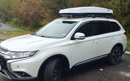 Mitsubishi Outlander III рестайлинг 3, 2019 год, 2 700 000 рублей, 3 фотография