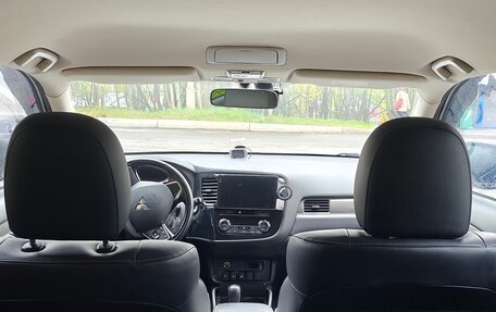 Mitsubishi Outlander III рестайлинг 3, 2019 год, 2 700 000 рублей, 8 фотография