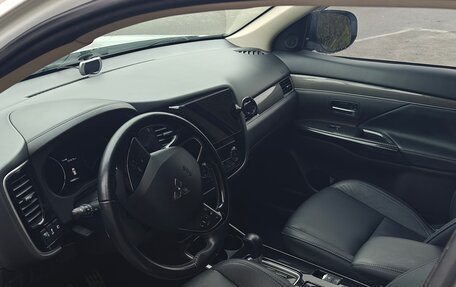 Mitsubishi Outlander III рестайлинг 3, 2019 год, 2 700 000 рублей, 13 фотография