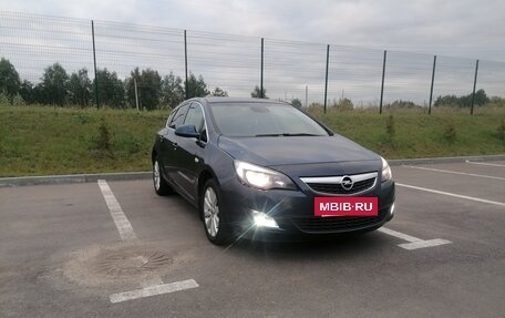 Opel Astra J, 2011 год, 700 000 рублей, 2 фотография