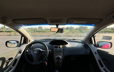 Toyota Yaris III рестайлинг, 2010 год, 700 000 рублей, 9 фотография