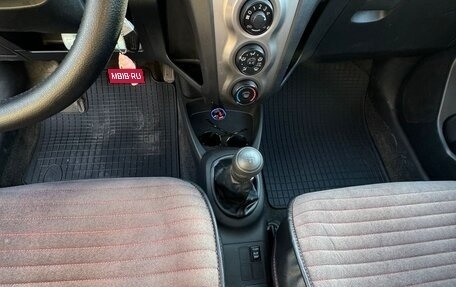 Toyota Yaris III рестайлинг, 2010 год, 700 000 рублей, 8 фотография