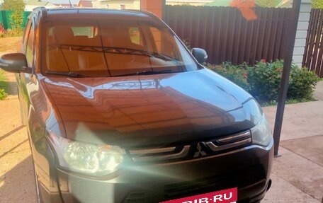 Mitsubishi Outlander III рестайлинг 3, 2013 год, 1 580 000 рублей, 2 фотография