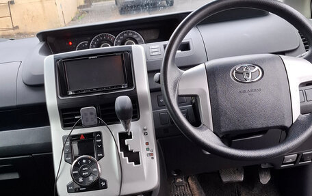 Toyota Voxy II, 2013 год, 1 500 000 рублей, 7 фотография