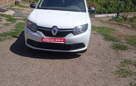 Renault Logan II, 2017 год, 700 000 рублей, 2 фотография