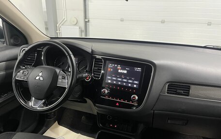 Mitsubishi Outlander III рестайлинг 3, 2021 год, 1 999 000 рублей, 9 фотография