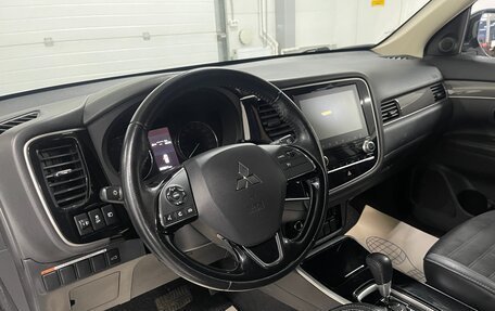 Mitsubishi Outlander III рестайлинг 3, 2021 год, 1 999 000 рублей, 8 фотография