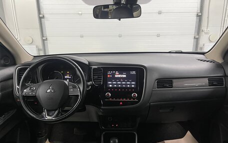 Mitsubishi Outlander III рестайлинг 3, 2021 год, 1 999 000 рублей, 10 фотография