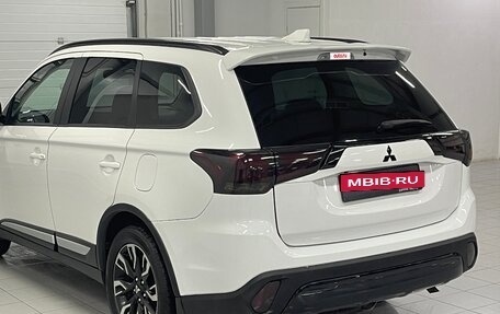 Mitsubishi Outlander III рестайлинг 3, 2021 год, 1 999 000 рублей, 7 фотография