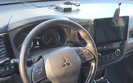 Mitsubishi Outlander III рестайлинг 3, 2018 год, 1 700 000 рублей, 4 фотография