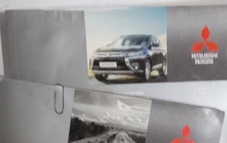 Mitsubishi Outlander III рестайлинг 3, 2018 год, 1 700 000 рублей, 10 фотография
