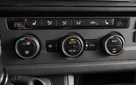 Volkswagen Caravelle T6 рестайлинг, 2016 год, 2 249 000 рублей, 15 фотография