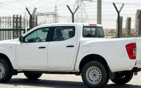 Nissan Navara (Frontier), 2023 год, 2 500 000 рублей, 3 фотография