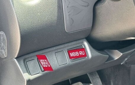 Nissan Navara (Frontier), 2023 год, 2 500 000 рублей, 10 фотография