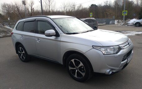 Mitsubishi Outlander III рестайлинг 3, 2013 год, 1 490 000 рублей, 2 фотография