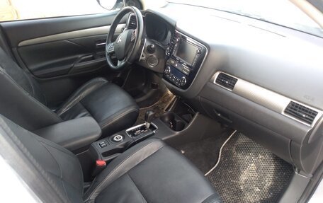 Mitsubishi Outlander III рестайлинг 3, 2013 год, 1 490 000 рублей, 10 фотография