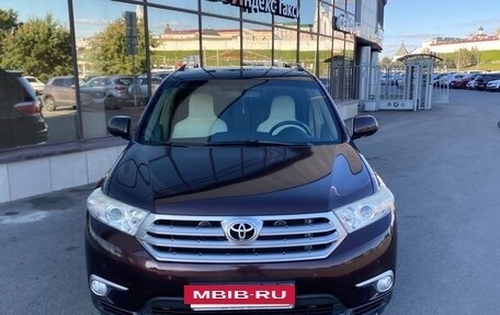 Toyota Highlander III, 2012 год, 1 750 000 рублей, 2 фотография