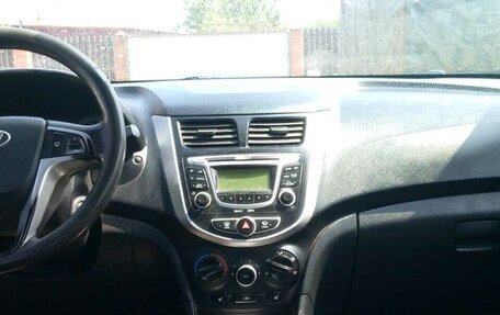 Hyundai Solaris II рестайлинг, 2012 год, 760 000 рублей, 5 фотография