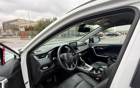 Toyota RAV4, 2019 год, 3 200 000 рублей, 12 фотография
