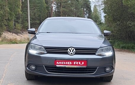 Volkswagen Jetta VI, 2012 год, 1 000 000 рублей, 2 фотография