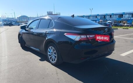 Toyota Camry, 2021 год, 1 950 000 рублей, 3 фотография