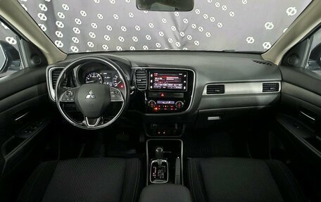 Mitsubishi Outlander III рестайлинг 3, 2018 год, 2 057 000 рублей, 26 фотография