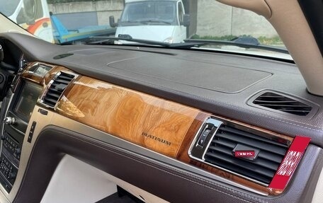 Cadillac Escalade III, 2011 год, 1 850 000 рублей, 13 фотография