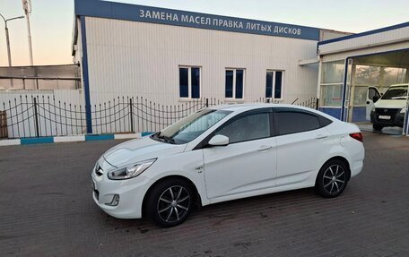 Hyundai Solaris II рестайлинг, 2013 год, 900 000 рублей, 2 фотография