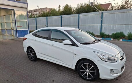 Hyundai Solaris II рестайлинг, 2013 год, 900 000 рублей, 3 фотография