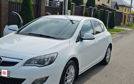 Opel Astra J, 2011 год, 860 000 рублей, 1 фотография