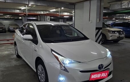 Toyota Prius IV XW50, 2017 год, 1 890 000 рублей, 2 фотография