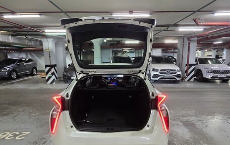 Toyota Prius IV XW50, 2017 год, 1 890 000 рублей, 11 фотография