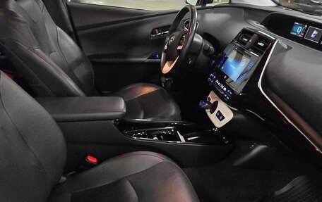 Toyota Prius IV XW50, 2017 год, 1 890 000 рублей, 8 фотография