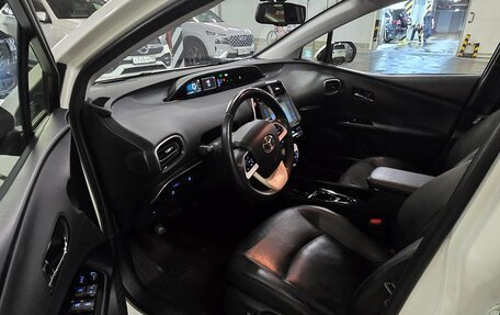 Toyota Prius IV XW50, 2017 год, 1 890 000 рублей, 9 фотография