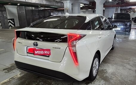 Toyota Prius IV XW50, 2017 год, 1 890 000 рублей, 4 фотография