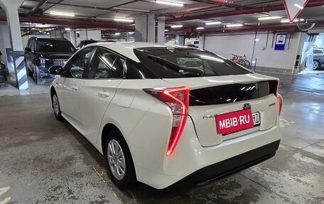 Toyota Prius IV XW50, 2017 год, 1 890 000 рублей, 6 фотография