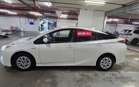 Toyota Prius IV XW50, 2017 год, 1 890 000 рублей, 7 фотография
