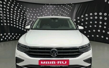 Volkswagen Tiguan II, 2021 год, 3 245 000 рублей, 2 фотография