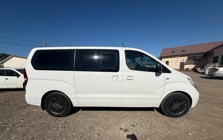 Hyundai H-1 II рестайлинг, 2011 год, 1 700 000 рублей, 3 фотография