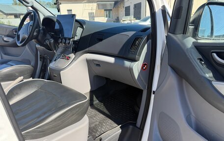 Hyundai H-1 II рестайлинг, 2011 год, 1 700 000 рублей, 11 фотография