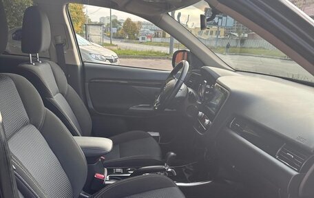 Mitsubishi Outlander III рестайлинг 3, 2021 год, 2 450 000 рублей, 6 фотография