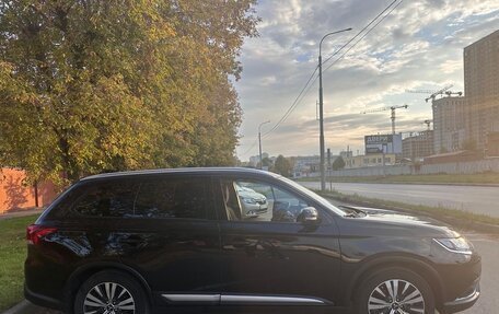 Mitsubishi Outlander III рестайлинг 3, 2021 год, 2 450 000 рублей, 3 фотография