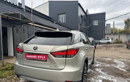 Lexus RX IV рестайлинг, 2019 год, 3 700 000 рублей, 4 фотография