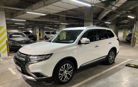 Mitsubishi Outlander III рестайлинг 3, 2017 год, 2 400 000 рублей, 2 фотография
