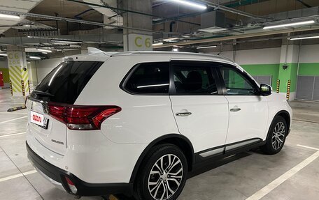 Mitsubishi Outlander III рестайлинг 3, 2017 год, 2 400 000 рублей, 5 фотография