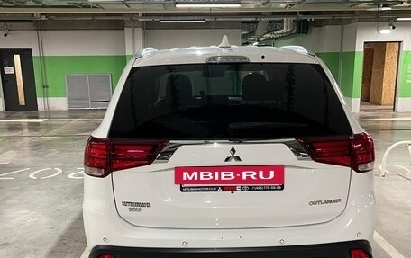 Mitsubishi Outlander III рестайлинг 3, 2017 год, 2 400 000 рублей, 3 фотография