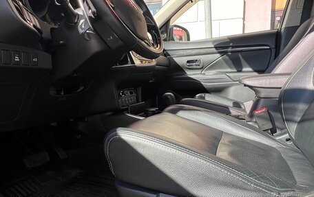 Mitsubishi Outlander III рестайлинг 3, 2017 год, 2 400 000 рублей, 12 фотография